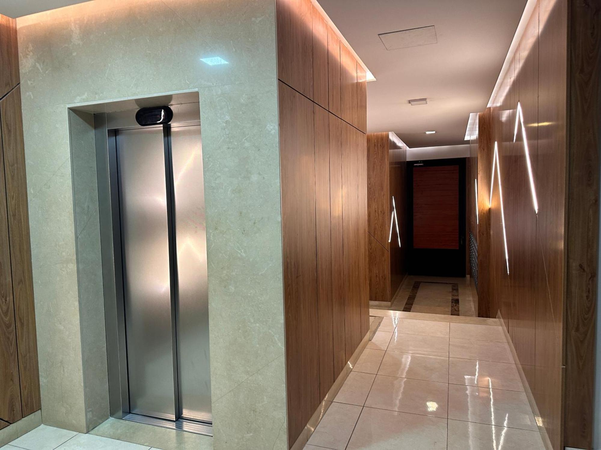Spacious 2-Bedroom Apartment Near Center ティラナ エクステリア 写真